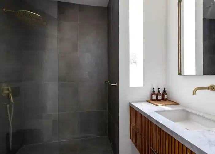 Modern 1 Bedroom With Rooftop Near The *